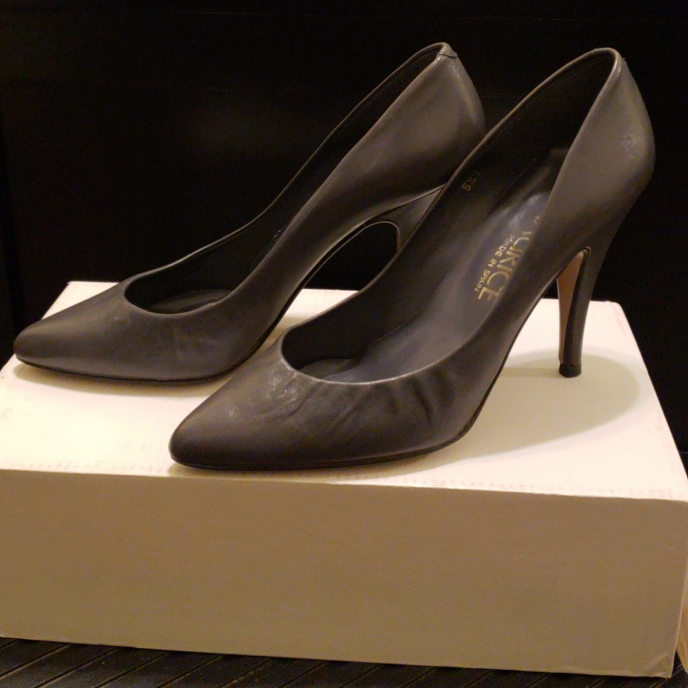 3" Grey leather pumps